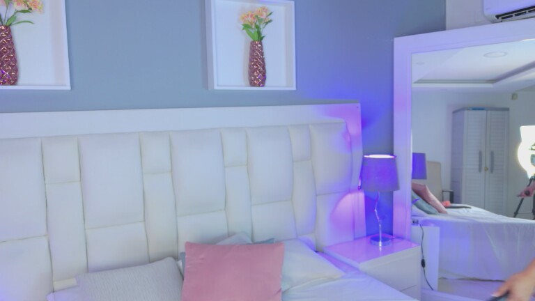 ZaraaSmith's Streamate show and profile