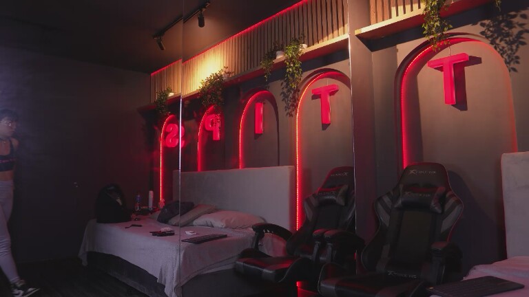 ZaraMiiuw's Streamate show and profile