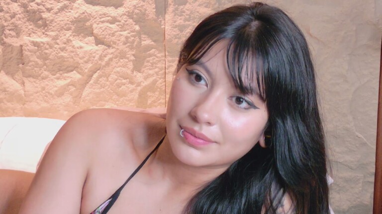 SukiChan's Streamate show and profile