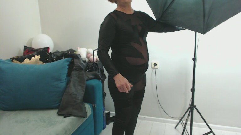 NadiaDom's Streamate show and profile