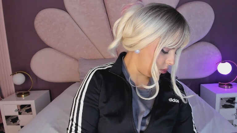 Emmy_Pierce's Streamate show and profile