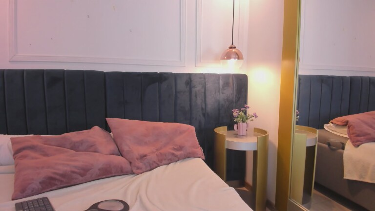 LiaLuxe's Streamate show and profile